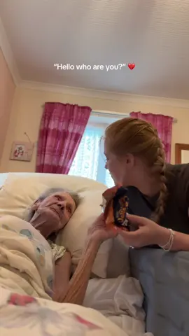 “Hello who are you?” 💔 gets me every single time!  •••• #dementia #dementiaawareness #dementiacarer #caregiver #caregiveruk #dementiacaregiver #alzheimers #alzheimersawareness #alzheimersdisease #vasculardementia #alzheimerscaregiver #carehomeuk #familycaregiver #littlejess #littlejessandnan 