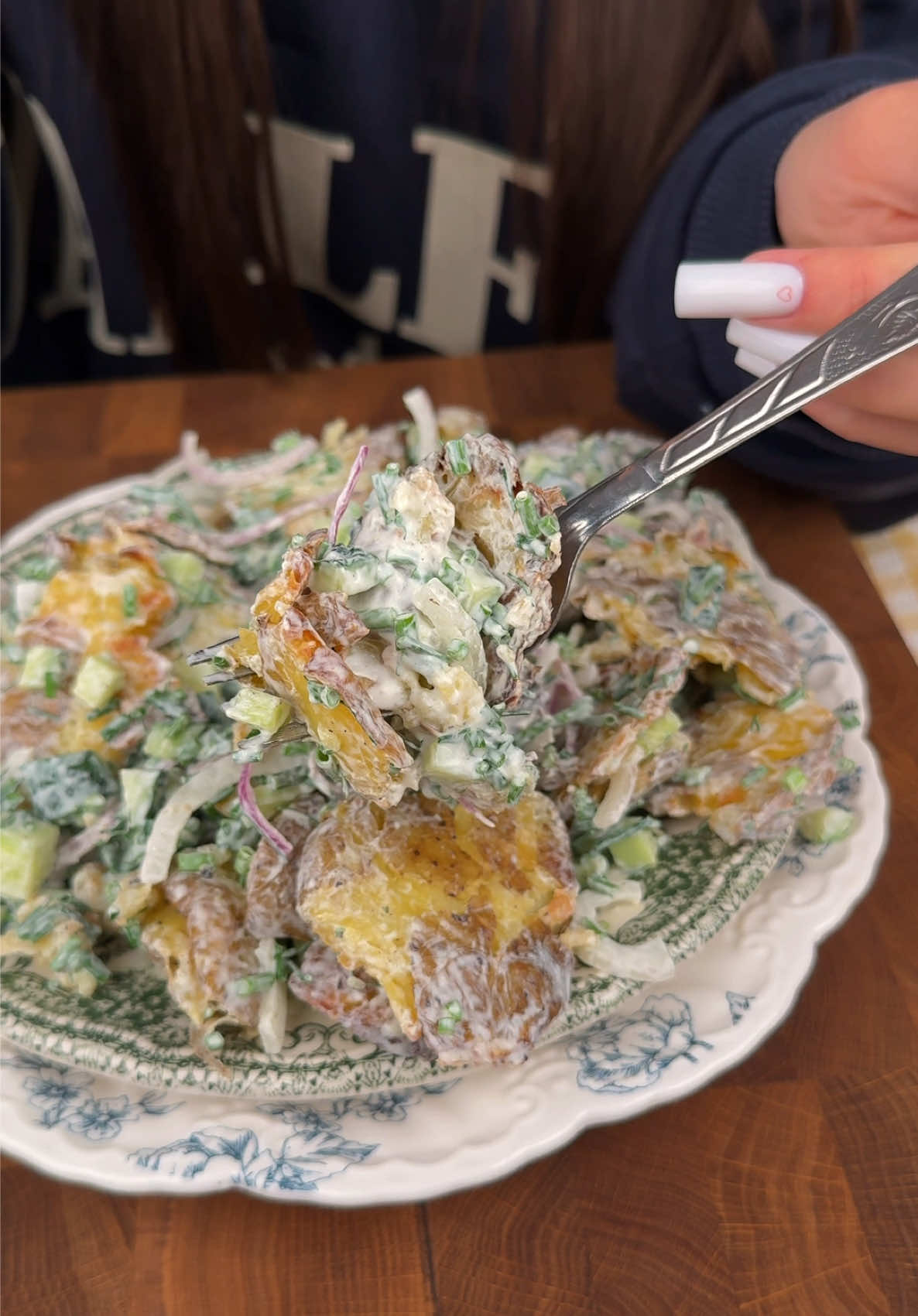 Жалею, что так долго откладывала приготовление этого салата 🤤 Ингредиенты: -Молодой картофель  -Огурцы -Зелень ( у меня лук зеленый и укроп) -Лук красный   -Сметана 20% -Соль, перец  Очень советую ещё для дополнительного вкуса в сметану добавить соевый соус и дижонскую горчицу. P.S.Точных граммовок в этом салате нет, так что делайте все на ваше усмотрение. 