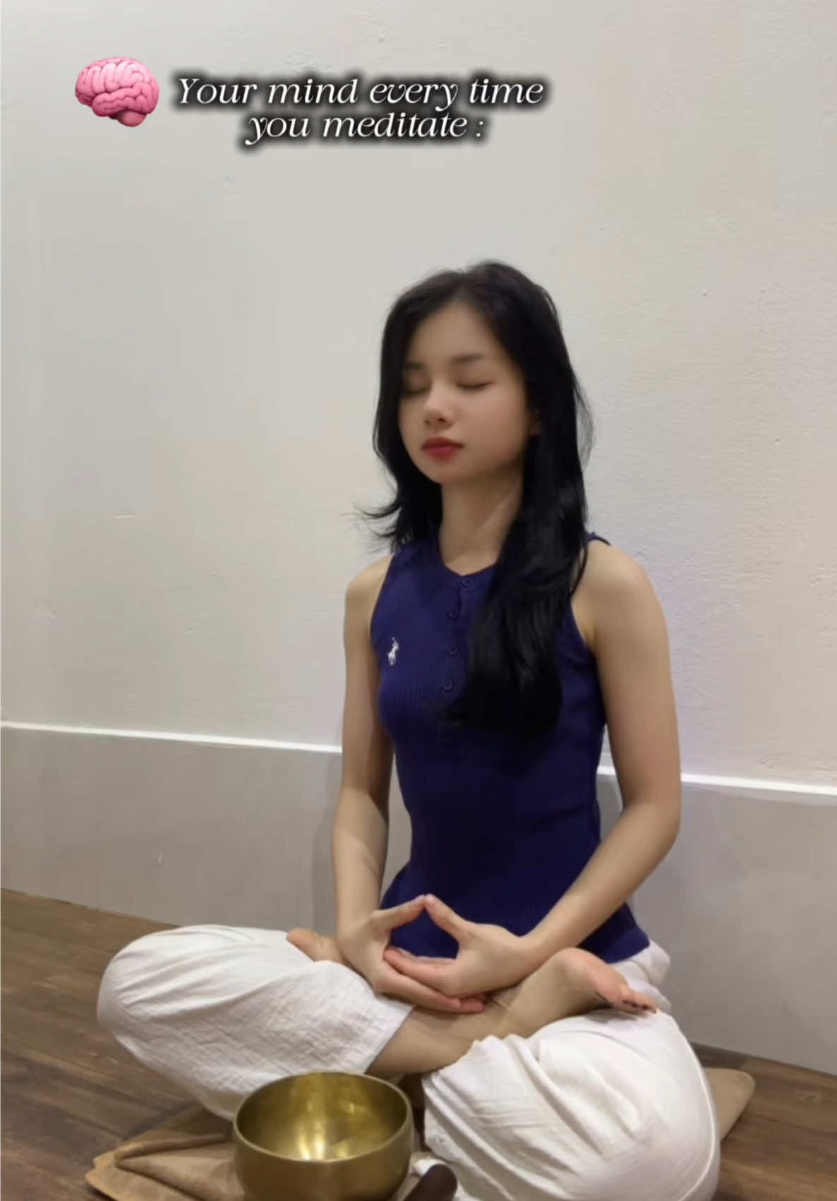 Khi bạn thiền, bạn không chỉ ngồi yên hay thả lỏng tâm trí, mà bạn đang làm việc với những ký ức chưa được xử lý và những tắc nghẽn chưa từng được nhận diện. Trong tĩnh lặng, lớp vỏ bọc của suy nghĩ hàng ngày dần tan đi, để lộ ra những ký ức, cảm xúc bị chôn vùi trong tiềm thức. Bạn bắt đầu thấy rõ những “lập trình” trong não – những thói quen phản ứng, những niềm tin giới hạn, những vết thương vô hình mà trước đây bạn chỉ sống chung mà không hề biết. Thiền giúp bạn không còn bị cuốn theo các ký ức ấy, mà quan sát chúng với sự tỉnh thức. Chính sự quan sát không phán xét này làm tan chảy năng lượng bị kẹt, giải phóng các mạch cảm xúc và giúp não tái lập trình những đường dẫn thần kinh.   #tranhealingoflight  #Nângcaotâmthức #khoahoctamlinh  #meditation 