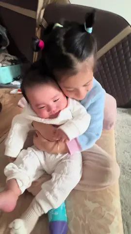 Little brother is so scared from sister  Little sister sings:” Xinh sập xình sập sàn… 😆” #eẽminhsayhi #embedangyeu #baby #Siblings #cute 