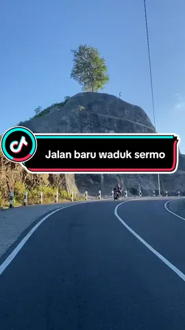Waduk sermo, jalan menuju waduk sermo sudah mulus lur, bagi yang sudah lama tidak berkunjung ke waduk sermo akan pangling dengan jalan baru yang dibuka 3 tahun silam jalan tersebut membelah pegunungan jadi terbentuk tebing-tebing baru disampingnya.  . . Apa kenanganmu di waduk sermo lurr? 🏝️ #kulonprogo #waduksermo #campingwaduksermo #kulonprogoyogyakarta #jogja24jam #wisatajogja 