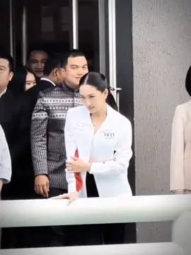 : tôi mong mọi ng đừng to6 hay chửi Ung Ing cô ấy ko làm j cả,cô ấy vô tôi. cô ấy cũng đâu muốn có chiến tranh sảy ra ing rất thương dân cô ấy chỉ muốn giành những điều tốt nhất và những cái ôm an ủi cho ng dân nhưng bây giờ lại bị nói là ng ko có đạo đức tại sao khi cô ấy làm những vc tốt mọi ng ko thấy nhưng làm ko đúng ý của mọi ng lại bị chửi chứ .khi Cam nổ súng cô ấy ko còn lựa chọn nào khác mà phải nổ súng để tự vệ cho đất nước và cho dân, những người dân bị thương cô ấy rất đau lòng vậy hỏi cô ấy làm j sai chứ. Tôi mong mọi ng sẽ luôn đối sử tốt với ung Ing vì cô ấy đã làm vc hết sức mình r .🫶@ingshin21 #ingshin21 #paetong #vietnam #thutuongthailan #vairaltiktok #thailand #xhtiktok #xh #paetongtarn_fan #CapCut