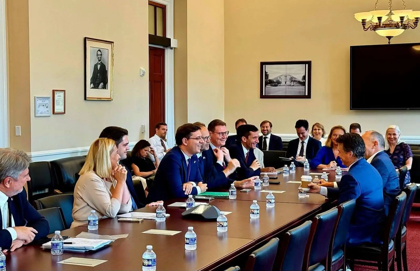 #VictorNegrescu: ,,🇪🇺🇺🇸 În cadrul vizitei oficiale la Washington pe care am condus-o în numele Parlamentului European în cursul acestei săptămâni, am avut întâlniri de nivel înalt cu reprezentanți influenți ai Congresului SUA și ai instituțiilor americane, în contextul noilor măsuri comerciale și bugetare care pot afecta relațiile transatlantice. 📌 Ne-am întâlnit cu membri-cheie din cadrul Comisiilor pentru Buget, Comerț, Agricultură și Energie din Congresul SUA, precum:  • Rep. Brendan Boyle – Co-președinte al Caucusului UE-SUA și lider de grup în Comisia pentru Buget • Rep. Jim Costa – membru în Comisia pentru Agricultură și liderul rețelei pentru dialogul transatlantic • Rep. Chuck Fleischmann – președinte al subcomisiei pentru alocarea fondurilor pentru Energie și Apă • Rep. Lloyd Smucker – vicepreședinte al Comisiei pentru Buget și membru în Comisia Ways and Means • Rep. Rosa DeLauro – lider de grup în Comisia pentru alocarea fondurilor • Senator Sheldon Whitehouse – membru al comisiilor bugetare și de mediu din Senatul SUA 📊 Am discutat despre riscurile reale generate de impunerea unor tarife vamale de 15% asupra produselor europene și despre nevoia unui acord echilibrat UE–SUA, care să protejeze interesele economice și strategice comune. 🤝 De asemenea, am avut un schimb de opinii cu reprezentanți ai Camerei de Comerț Americane și ai Departamentului de Stat, unde am reiterat importanța cooperării comerciale și a continuării sprijinului pentru Europa de Est și Ucraina. 🇷🇴 Subliniez încă o dată faptul că România trebuie să fie activă în discuțiile care privesc relațiile transatlantice. E esențial ca poziția noastră să fie clară și vizibilă, într-un moment în care se redesenează arhitectura economică și de securitate a cooperării UE-SUA.” #Washington #UEUSA #TarifeVamale #ParteneriatStrategic #BugetUE #VN #DiplomațieEconomică #RomaniaÎnEuropa #MisiuneTransatlantică