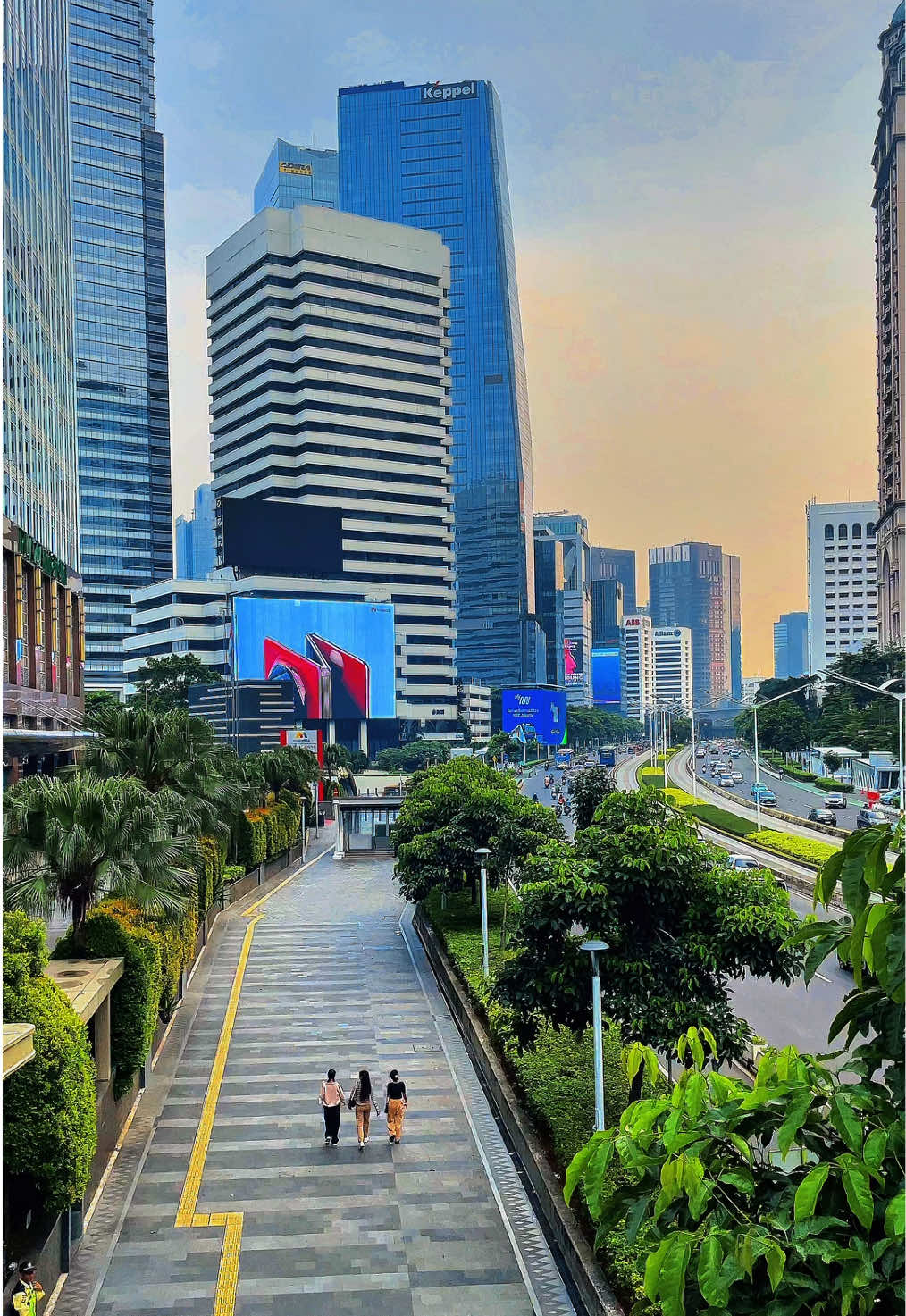 Jakarta di ujung senja  • • • #jakarta #senja #sunset #views #vibes #citygirls 