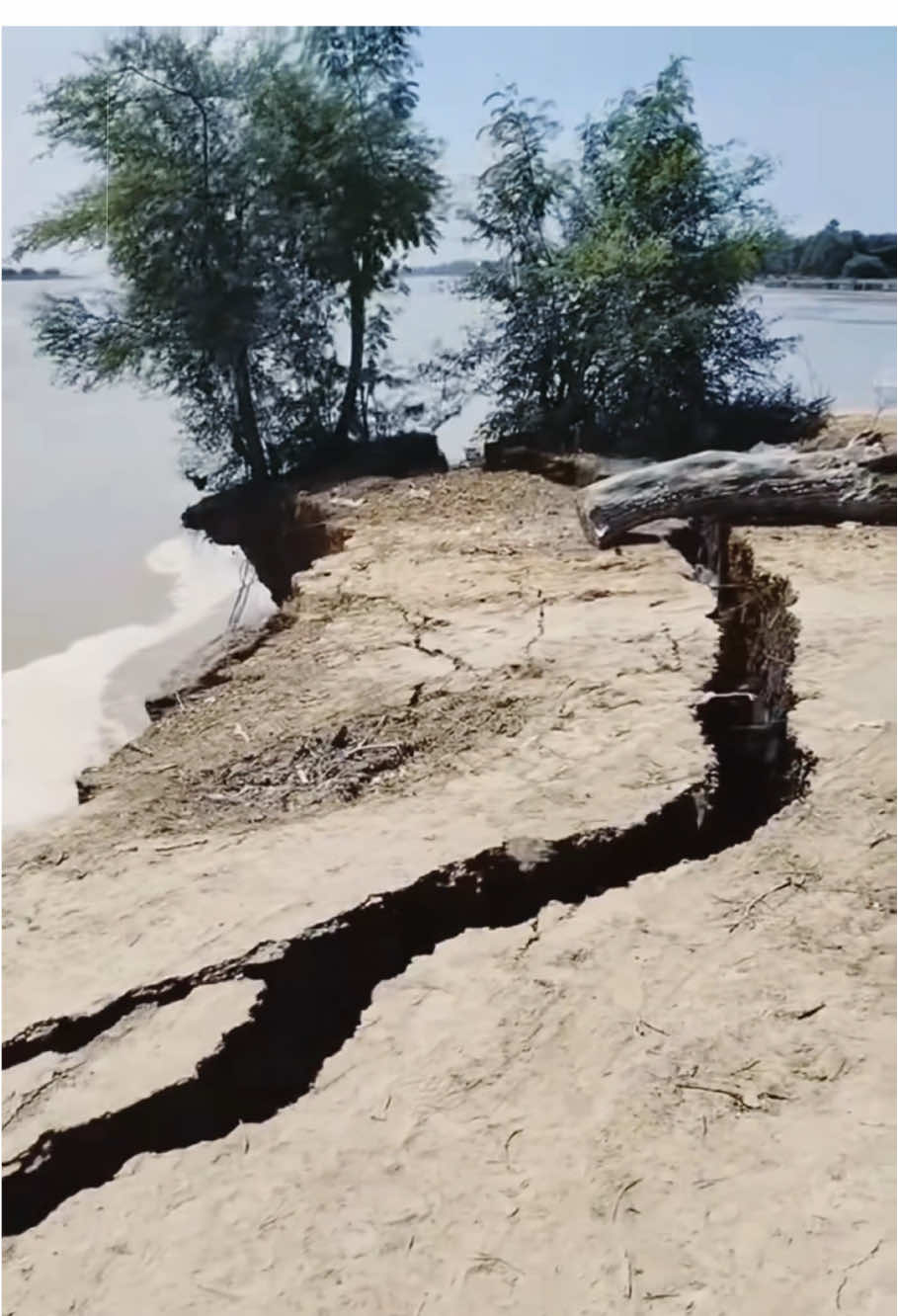 The power of floods#flood #weather #oddlysatisfying #extremeweather 