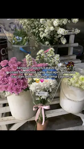 kira-kira kalian termasuk cewe yang beruntung itu bukan? 📍samping sosisan jenisari genteng #freshflowers #freshflowergenteng #freshflowerbanyuwangi #floristgenteng #nayyaraflorist #buketgenteng #freshflower 