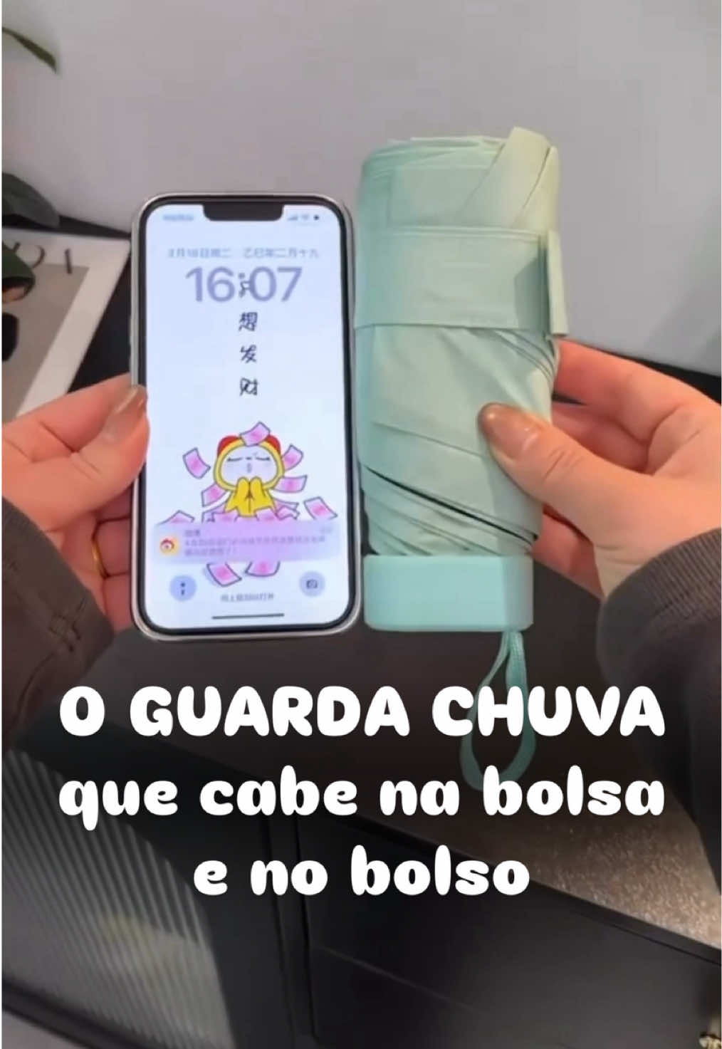 🔗 LINK NA BIO. 👜 Sabe aquele item que você só percebe que precisava quando fica sem? Esse mini guarda-chuva da Shopee é exatamente isso! ✔️ Cabe em qualquer bolsa e até no bolso ✔️ Protege do sol com tecnologia UPF50+ ✔️ Leve, resistente e super prático pra carregar todos os dias Você nunca mais vai sair de casa sem ele! Chega de ser pega de surpresa com sol forte ou chuva do nada 🌦️ E o melhor: tá no precinho na Shopee 😍