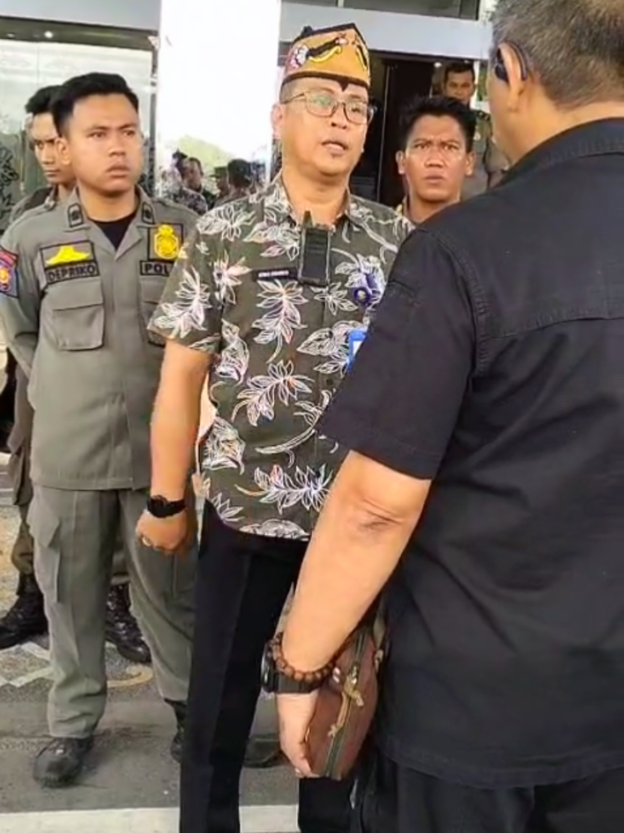 Oknum Anggota BINDA Aniaya Dua Anggota Satpol PP di Depan Kantor Gubernur Kalteng Palangkaraya, Kamis (24/7/2025) — Kejadian menghebohkan terjadi pada pagi hari sekitar pukul 09.00 di depan Kantor Gubernur Kalimantan Tengah. Dua anggota Satuan Polisi Pamong Praja (Satpol PP) Provinsi Kalimantan Tengah menjadi korban penganiayaan oleh oknum anggota Badan Intelijen Negara Daerah (BINDA). Peristiwa bermula saat petugas Satpol PP memberikan arahan kepada sopir oknum anggota BINDA yang memarkir kendaraannya di area parkir khusus Gubernur, Wakil Gubernur, dan Sekretaris Daerah. Namun, sikap tegas Satpol PP tersebut justru berujung kekerasan. Menurut saksi mata, oknum anggota BINDA yang mengenakan pakaian hitam melakukan pemukulan kepada anggota Satpol PP dan bahkan memerintahkan mereka melakukan push-up. Saksi memastikan bahwa anggota Satpol PP tidak melakukan perlawanan selama insiden berlangsung. Kepala Bidang Ketertiban Umum dan Ketentraman Masyarakat Provinsi Kalimantan Tengah, Eric Dovico L. Lampe, membenarkan adanya laporan penganiayaan tersebut. Namun, saat dimintai klarifikasi, oknum anggota BINDA tidak menunjukkan penyesalan. Ia justru mengeluarkan pernyataan arogan dan mengancam, serta membantah melakukan pemukulan dengan menyatakan hanya melakukan tepukan. Pernyataan tersebut bertentangan dengan keterangan saksi dan rekaman CCTV di lokasi kejadian. Meski telah dilakukan mediasi di rumah jabatan Gubernur dan kedua belah pihak dikabarkan telah berdamai, proses perdamaian tersebut berlangsung tertutup tanpa kehadiran awak media yang sempat meliput insiden. Hal ini menimbulkan tanda tanya terkait transparansi dan penegakan hukum dalam kasus ini. Peristiwa ini menjadi sorotan publik dan menguji komitmen penegakan hukum serta disiplin di lingkungan pemerintah daerah. Sikap arogan dan tindakan kekerasan yang dilakukan oknum anggota BINDA sangat tidak dapat dibenarkan dan patut mendapatkan perhatian serius agar tidak terulang kembali. Diharapkan, kasus ini menjadi momentum bagi semua pihak untuk menjunjung tinggi etika, profesionalisme, serta saling menghormati tugas dan kewenangan antarinstansi. Transparansi dan akuntabilitas menjadi kunci utama dalam menjaga kepercayaan publik terhadap institusi pemerintahan