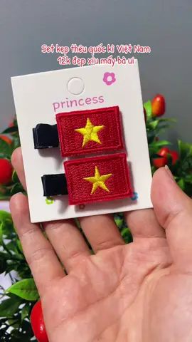 Kẹp tóc cờ đỏ sao vàng là một phụ kiện mang đậm tính biểu tượng, gắn liền với hình ảnh lá cờ Tổ quốc Việt Nam – nền đỏ, ngôi sao vàng năm cánh. Đây là một vật dụng vừa có công năng làm đẹp vừa thể hiện lòng yêu nước, #keptoccodosaovang #keptocxinh #keptoc #