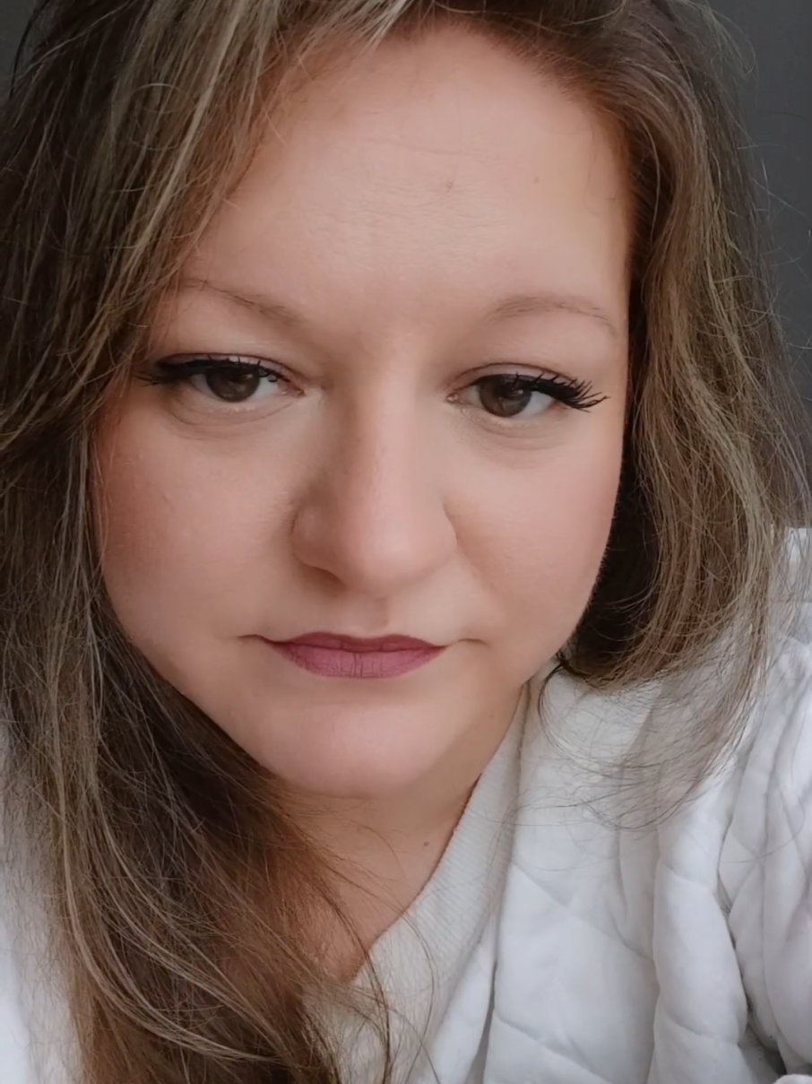#fyp #foryou #vertrauen #allah❤️ #gott  Die Welt zeigt uns gerade sehr deutlich, wie wenig wir in der Hand haben. Genozide, Entscheidungen, Katastrophen – so vieles geschieht über unsere Köpfe hinweg. Es macht uns bewusst, dass Kontrolle eine Illusion ist. Aber gerade darin liegt eine tiefe Wahrheit: Wer sein Vertrauen nicht in diese Welt setzt, sondern in das, was darüber steht, der weiß – nichts geschieht ohne Grund, und nichts geschieht ohne Seinen Willen. Du lebst dann nicht in Angst. Du lebst im Vertrauen.