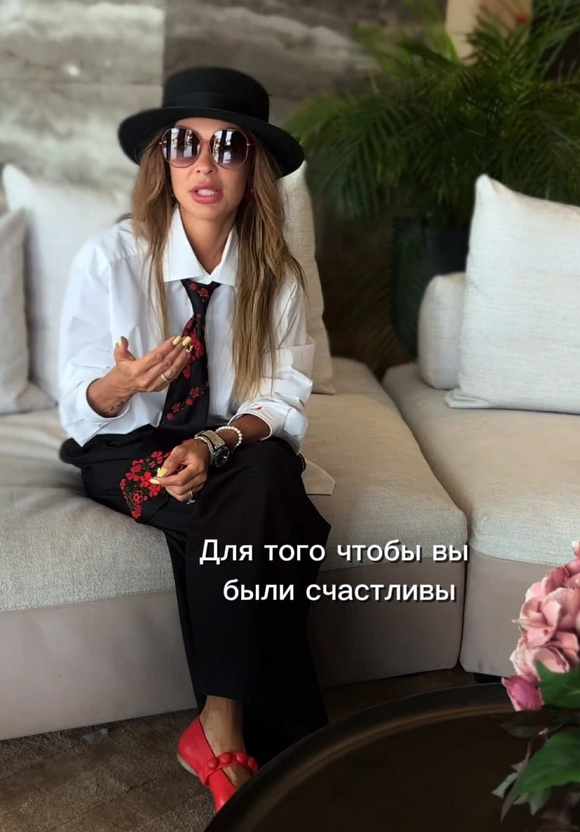 Отпусти людей, которые не готовы любить тебя. Это самое сложное, что вам придется сделать в своей жизни, и это также будет самым важным. Перестаньте вести сложные разговоры с людьми, которые не хотят меняться. Перестаньте появляться для людей, которые не интересуются вашим присутствием. Я знаю, что твой инстинкт – делать всё возможное, чтобы получить оценку окружающих, но это порыв, который крадет твое время, энергию, психическое и физическое здоровье. Когда вы начнете бороться за жизнь с радостью, интересом и целеустремленностью, не все будут готовы идти за вами в это место. Это не значит, что нужно изменить себя, это значит, что нужно отпустить людей, которые не готовы быть с тобой рядом. Если вас исключают, оскорбляют, забывают или игнорируют люди, которым вы отдаете своё время, вы не оказываете себе услугу, продолжая предлагать им свою энергию и свою жизнь. Правда в том, что ты не для всех и не все для тебя. Вот что делает это таким особенным, когда находишь людей, с которыми совпадают дружба или любовь. Ты узнаешь, насколько это драгоценно, потому что испытал то, чего не является. На этой планете миллиарды людей и много из них вы найдете на своем уровне интереса и целеустремленности. Может, если ты перестанешь появляться, тебя не будут искать. Может, если перестать пытаться, отношения закончатся. Может быть, если вы перестанете писать смс , ваш телефон будет безмолвным неделями. Это не значит, что вы испортили отношения, это значит, что единственное, что их держало, это энергия, которую только вы отдали, чтобы сохранить их. Это не любовь, это привязанность. Это дать шанс тем, кто его не заслуживает!! Ты заслуживаешь гораздо большего. Самое ценное, что у вас есть в жизни, –это ваше время и энергия, так как оба ограничены. Люди и вещи, которым вы отдаете свое время и энергию, определят ваше существование. Когда ты понимаешь это, ты начинаешь понимать, почему ты так тревожен, когда проводишь время с людьми, занятиями или пространствами, которые тебя не устраивают и не должны находиться рядом с тобой. Сделай свою жизнь безопасным убежищем, в котором допускаются только люди, совместимые с тобой. Вы не несете ответственности за спасение кого-либо. Не ваша обязанность убеждать их улучшить. Не твоя работа существовать для людей и отдавать им свою жизнь! Ты заслуживаешь настоящей дружбы, настоящих обязательств и полной любви со здоровыми, благополучными людьми. Решение дистанцироваться от вредных людей даст вам любовь, уважение, счастье и защиту, которых вы заслуживаете. С любовью Ваша :SP🦉🪽