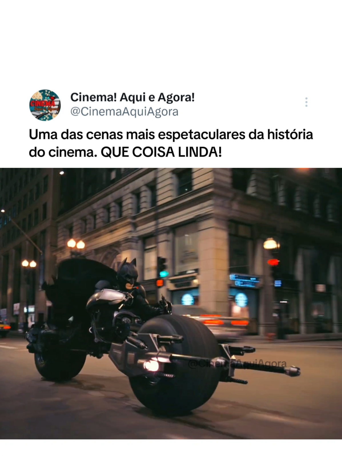 Batman: O Cavaleiro das Trevas (2008) não é só um dos filmes mais aclamados da história dos heróis — é um thriller psicológico sombrio que redefiniu o gênero com um embate icônico: Batman (Christian Bale) tentando manter a ordem em Gotham enquanto o Coringa (Heath Ledger) mergulha a cidade no caos puro, sem regras, sem propósito além do colapso moral. 🦇 O confronto entre os dois não é só físico, é filosófico. Enquanto Batman acredita que a justiça pode salvar Gotham, o Coringa quer provar que todo mundo pode quebrar diante do desespero. É nesse jogo de escolhas impossíveis e manipulação que o filme mostra sua força. 🎬 Dirigido por Christopher Nolan, o longa teve um orçamento de cerca de US$ 185 milhões e arrecadou mais de US$ 1 bilhão mundialmente — se tornando um dos maiores sucessos de bilheteria de um filme de herói. 🏆 O impacto foi tão grande que forçou a Academy Awards a mudar suas regras e aumentar o número de indicados a Melhor Filme. Heath Ledger, com sua atuação lendária, venceu o Oscar póstumo de Melhor Ator Coadjuvante, além de mais um Oscar por Edição de Som. No total, o filme foi indicado em 8 categorias. 📸 Nos bastidores, Ledger se isolou por semanas para construir o personagem — criando voz, trejeitos e o infame diário do Coringa. Já Christian Bale continuou trazendo um Batman dividido entre sua máscara e sua humanidade. #Batman #coringa #joker #heathledger #filme #christophernolan 