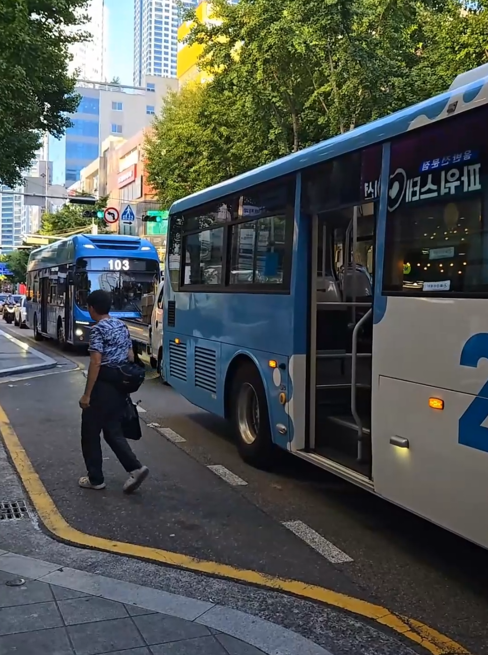 Korea Life - Bus This is not a used bus showcase — We’re introducing how to ride city buses in Korea! 🚌 From fares to transfers, routes to tips — Learn everything you need to ride like a local. Vietnamese Đây không phải là buổi giới thiệu xe buýt đã qua sử dụng — Chúng tôi sẽ hướng dẫn cách sử dụng xe buýt công cộng tại Hàn Quốc! 🚌 Từ giá vé đến chuyển tuyến, lộ trình đến mẹo hay — Hãy học cách đi xe buýt như người bản xứ nhé! Khmer (Cambodian) នេះមិនមែនជាការបង្ហាញអំពីរថយន្តបានប្រើឡើយទេ — យើងកំពុងណែនាំពីវិធីជិះរថយន្តសាធារណៈនៅកូរ៉េ! 🚌 ចាប់ពីតម្លៃសំបុត្រទៅការផ្លាស់ប្តូររថយន្ត បណ្តាញផ្លូវនិងគន្លឹះ — រៀនវិធីជិះដូចជាជនជាតិខ្មែរ! Tagalog (Filipino) Hindi ito tungkol sa secondhand bus — Ipinapakita namin kung paano sumakay ng city bus sa Korea! 🚌 Mula pamasahe, transfer, ruta hanggang tips — Alamin kung paano sumakay na parang lokal! #koreausedbus #중고버스 #koreabus #busan 