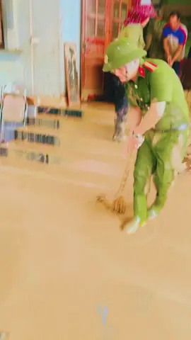 nhưng hình ảnh đẹp của các Chiến Sĩ Công An Nhân Dân giúp bà con vùng lũ Nghệ An 