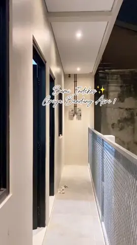 Masuk kos bawa badan aja? SANTUY, kita sediain semuanya 😎 ✔️Kasur empuk, lemari, meja, kursi ✔️Kulkas pribadi biar Indomie tetep dingin 😂 ✔️AC adem, internet ngebut, TV tinggal nonton ✔️Air panas? Ada! Laundry? 8kg per bulan! ✔️Air minum free flow, cocok buat kamu yang “haus perhatian” 🤭 ⚡Listrik token ya, biar bisa ngirit ngirit club 🛏️ Yuk ngekos nyaman, rasa rumah sendiri! 📍Bumi indekos Komplek GBA 1