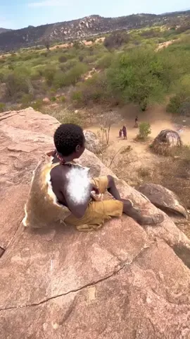 Chaaba is always here, on the highest place, watching over his entire tribe. #hadzabetribe #hadzabe #chaba #hadzabetribe🇹🇿 #africa 