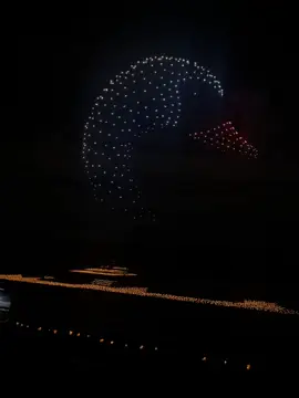 DroneArt Show combiné à l’expérience « candlelight » ✨  C’était juste MAGIQUE en fait 🤍   J’ai cru j’étais dans Peter Pan 🤩  Surprise organisée par moi pour mon mari d’amour 🫶🏽 eh oui des femmes capables ça existe 😌 Franchement je vous conseille vivement de réserver pour la prochaine date en France ça se passe dans plusieurs villes pour impressionner votre date 😏❤️‍🔥   #droneartshow #hippodromedevincennes #extraordinary #dateidea #summerinparis #couplegoal #brownskin #southasiangirl #fyp #insolite #quirky #glitters #sky #vivaldi #classicalmusic #experience         UGC CREATOR DRONE ART CANDLELIGHT  ROMANTIC DATE  EXPERIENCE IN PARIS  BROWN GIRL