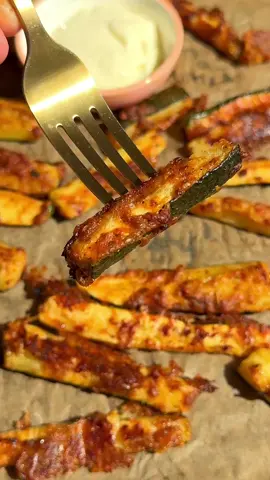 Baked Zucchini Sticks Full Recipe via  𝐋𝐢𝐧𝐤 𝐢𝐧 𝐦𝐲 𝐁𝐢𝐨 or 𝐄𝐒𝐒𝐄𝐍𝐏𝐀𝐑𝐀𝐃𝐈𝐄𝐒.𝐂𝐎𝐌 #zucchini #bakedzucchini #healthysnack #vegetarianrecipes 