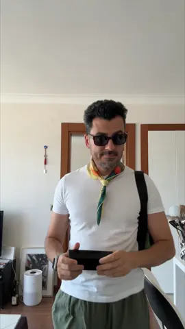 Basic tişörtlerle havalı gözükmek için fular kullanıyorum. Yaz kokum @Viktor&Rolf Fragrances Spicebomb Extreme, baharatlı kokuları seviyorsanız şans verin.  *işbirliği değildir.
