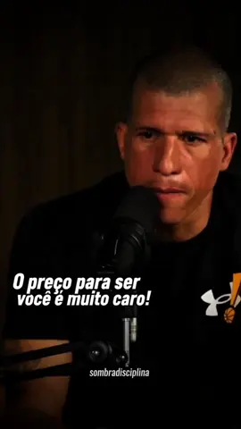 O preço pra ser você mesmo é muito caro. Ser quem você realmente é… Assumir suas ideias, sua fé, seu estilo de vida… Vai incomodar muita gente. Tem gente que vai se afastar. Tem gente que vai te criticar. Outros vão tentar te moldar, te calar, te diminuir. Mas sabe qual é a real? Vale a pena. Porque quando você decide ser você… Você vive com leveza. Você atrai quem realmente te entende. Você cria uma vida com propósito, não com máscaras. É caro, sim. Mas viver uma mentira custa ainda mais caro. Seja você. Mesmo que isso assuste os outros. Mesmo que demore pra alguém entender. No fim, sua alma vai agradecer. 🦅 Conseguiu entender a mensagem? Então já me segue e compartilha com quem precisa ouvir isso agora. Obrigado por ler até aqui! Sua reflexão e Motivação diária @vencendoo_hoje • • • • • #motivacional #reflexão #motivacão 