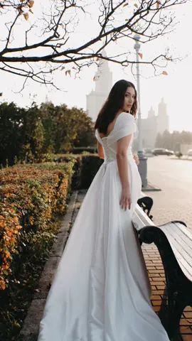 Bir kun manam oq koyne kiyganimdan baxtli bolarmikanman? Man soraganindan ortigini berdig dip yiglidigon vaqt kelarmican dip oylab qolaman!!! #modeling#fashion#wedding#bride#moscow  
