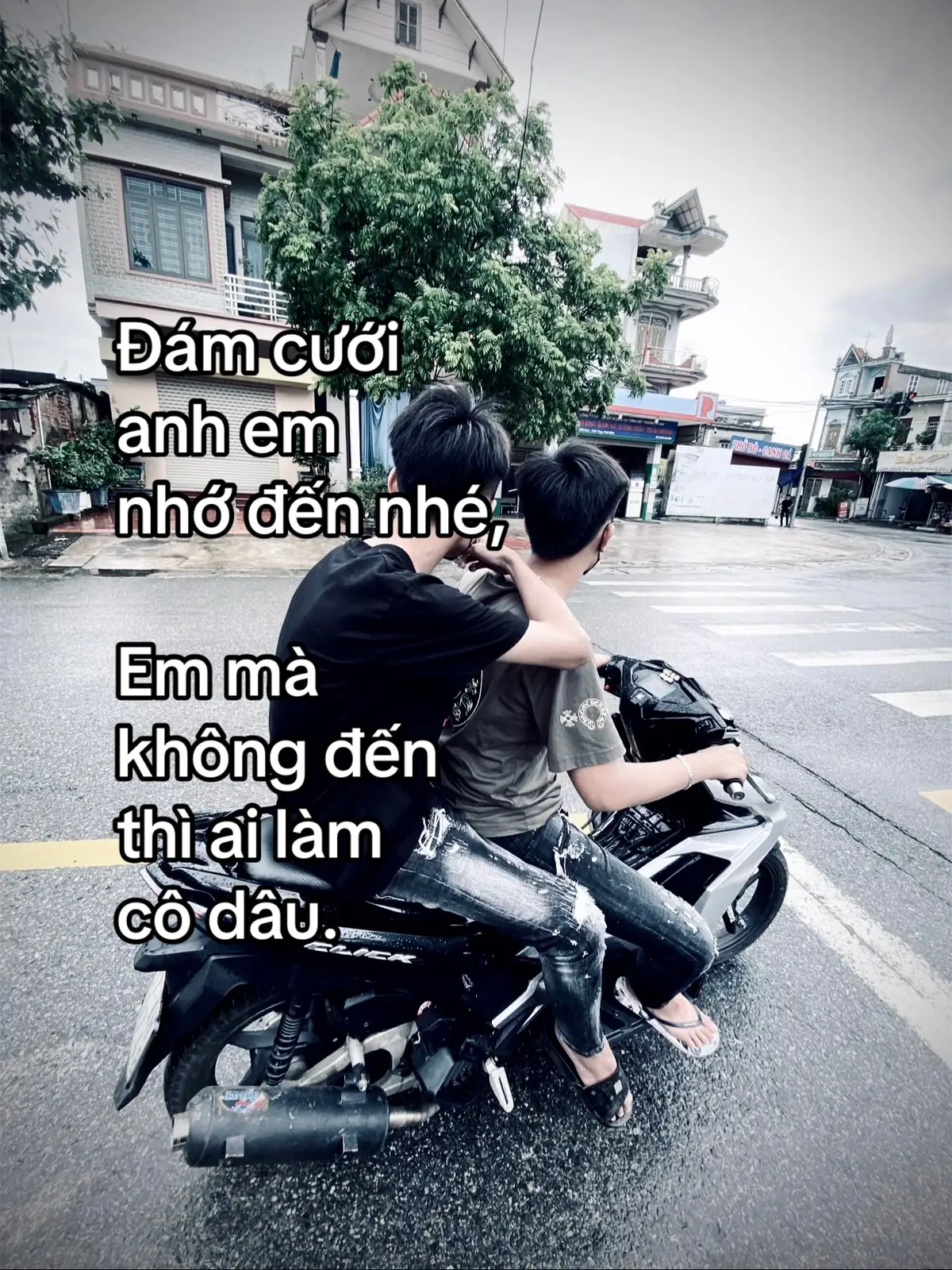 Đám cưới anh em nhớ đến nhé, Em mà không đến thì ai làm cô dâu.