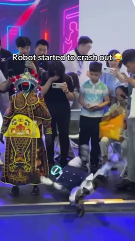 First robotic crash out caught on camera 😂 (phobro7/IG) #funny #dancing #robot #humor 