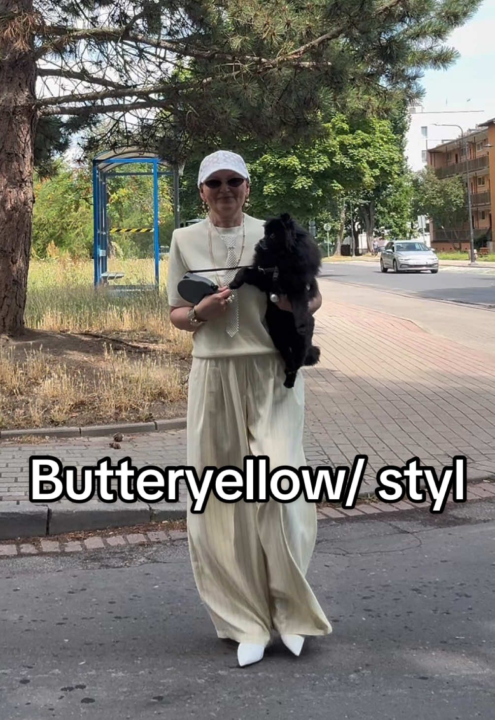 Lecimy z tym MASEŁKIEM 💛, która by się skusiła na taki look😜?  Szerokie, lejące spodnie + delikatny sweterek i oczywiście dodatki: oksy, czapeczka i białe buciki.  Aaaaa i najważniejsze…  mój czarny pieseł🐕‍🦺😜 #butteryellow #styleinspo #outfit #kolor #stylizacja #zainspirujsie 