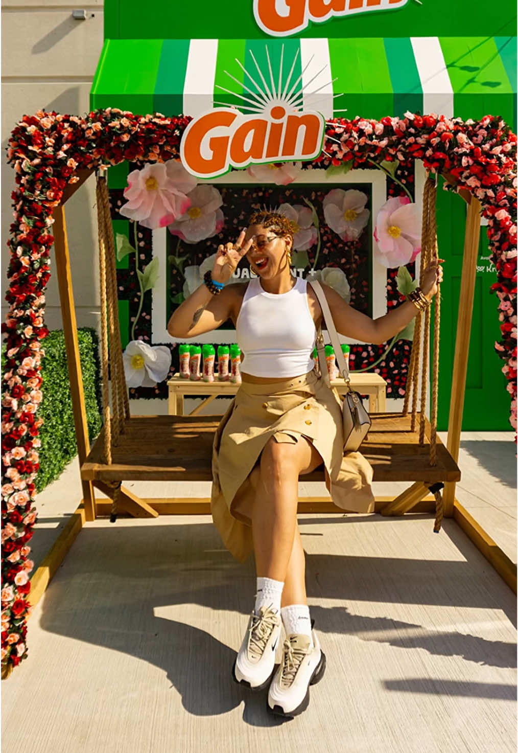 Pulled up to CMF looking good, smelling even better thanks to @Gain and @Procter & Gamble. Their Tango the Night Away activation celebrated their newest scent Strawberry & Shea. And you know I can’t resist a good floral photo op! Unlocked a new core memory with this one. #ad #GainTango #cmf 