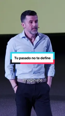 Tú no eres lo que te pasó. Puedes haber vivido un hecho doloroso, injusto, incluso traumático. Puedes haber recibido un golpe físico, una traición emocional o un abandono profundo. Pero eso no define quién eres. ⠀ No justificamos el ataque. Jamás. Nombramos el dolor y reconocemos su impacto. Sabemos que hay heridas que marcan, que duelen, que paralizan. Y también sabemos que seguir repitiendo la historia desde la identidad de víctima es otra forma de condenarte. ⠀ El trauma necesita acompañamiento, escucha, tiempo, contención. Pero también necesita que, en algún punto del camino, tomes una decisión profunda: dejar de definirte por lo que te hicieron. ⠀ Porque el dolor vivido no es tu identidad. No eres un acontecimiento. No eres un insulto, ni un golpe, ni un abandono. ⠀ Hay personas que, tras vivir una experiencia límite, han descubierto una fuerza que no sabían que tenían. Y hay otras que, sin darse cuenta, siguen usando aquel hecho como excusa para no avanzar, para no amar, para no confiar, para seguir reafirmando que el mundo es peligroso y que ellas son frágiles. ⠀ Salir del bucle empieza por dejar de identificarse con él. La situación pudo ser real, pero tu identidad no tiene por qué quedar encadenada a ella. ⠀ Tu libertad comienza cuando comprendes que no eres lo que te pasó, sino lo que eliges hacer con ello ahora.
