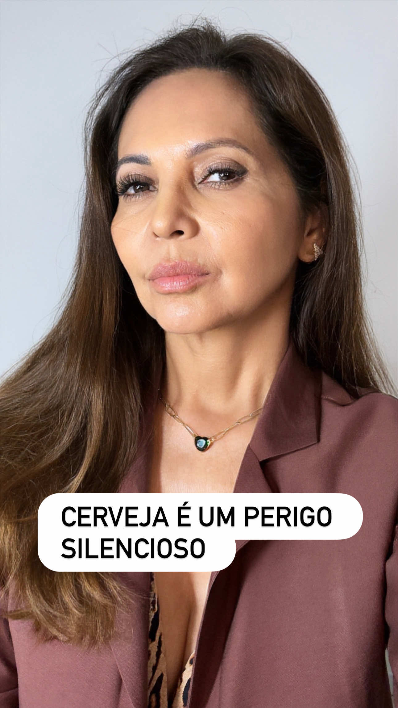 🍺 A Cerveja Está Afetando Seu Cérebro Mais do que Você Imagina A imagem é leve: amigos, descontração, uma cerveja gelada. Mas o efeito no seu cérebro está longe de ser inofensivo. Estudos recentes mostram que o álcool — mesmo em pequenas quantidades — causa inflamação cerebral, redução de massa cinzenta e comprometimento das conexões neurais. E a cerveja, por mais social que pareça, é um dos vilões silenciosos da sua memória. Você sente: 	•	Falta de foco? 	•	Cansaço mental constante? 	•	Dificuldade para lembrar nomes, compromissos, ideias? Seu cérebro pode estar sinalizando sobrecarga tóxica. A exposição contínua ao álcool, mesmo moderada, aumenta o risco de: 	•	Declínio cognitivo precoce 	•	Depressão 	•	Ansiedade 	•	Doença de Alzheimer Não se trata de moralismo. Trata-se de neurociência. Se você não é dependente, essa é a hora de repensar. Seu cérebro agradece com mais clareza, mais memória e mais lucidez. 🧠 Cuidar do cérebro é um ato de autonomia. É escolher, hoje, a mente que você quer ter amanhã.