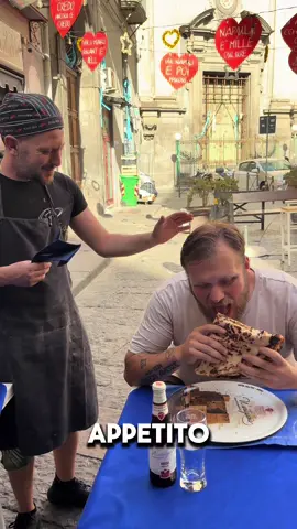 Non solo @gennyrallo90 mangia la pizza a Portafoglio 🍕 📍 piazza Portanova 9 Napoli  📹 @faresocial  #pizza #pizzeria #napoli 