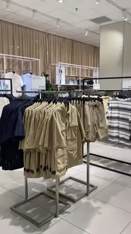 Update phong cách – làm mới chính mình – bắt đầu từ H&M! Tại H&M – Vincom Mega Mall Ocean Park, thế giới thời trang hiện đại đang chờ bạn khám phá với hàng trăm thiết kế đa dạng, ứng dụng cao và luôn bắt kịp xu hướng. 👗 Từ outfit công sở chỉn chu, đồ dạo phố cá tính, đến các set basic dễ phối cho mọi ngày – tất cả đều hội tụ tại đây. 👨‍👩‍👧‍👦 Phù hợp cho mọi đối tượng: nam, nữ và cả trẻ em – chọn là có, phối là đẹp! 🌿 Chất liệu thoải mái, form dáng chuẩn chỉnh – dễ dàng tự tin mỗi khi bước ra đường. 📍Ghé ngay H&M để chọn cho mình những item “chuẩn trend” và tạo nên cá tính riêng trong từng bộ trang phục. #vincom #vincommegamalloceanpark #vcreator
