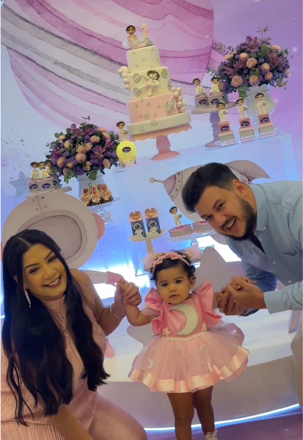 Que delícia foi poder celebrar o primeiro aninho da nossa Lua ao lado das pessoas mais especiais da nossa vida! Foi tudo do jeitinho que a gente sonhou - pra onde eu olhava tinha gente querida, sorrisos abertos e felicidade transbordando. Ainda bem que seu papai me convenceu a fazer essa festa! Se tem quem diga que nenhum bebê aproveita a festinha de um ano, eu te afirmo que essa pessoa não conhece a Lulua hahaha Que você continue crescendo em estatura e graça, meu neném 🤍  #vidademae #maedemenina #festainfantil #festaumaninho #astronautamenina #festaastronauta #mundodalua 