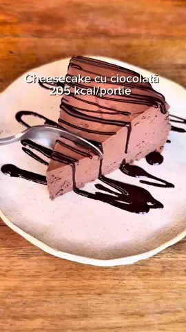🍰 Cheesecake Proteic cu Ciocolată (fără zahăr adăugat) Urmărește @bogdantirziu.retete.sanatoase  Recipe @chefbosquet  🔸 Ingrediente (6 porții): 	•	4 ouă întregi 	•	400 g iaurt grecesc 2% sau cremă de brânză light 	•	200 g ciocolată fără zahăr (min. 75% cacao sau variantă cu îndulcitor, ex: ciocolată proteică, Torras, Lindt no sugar) 	•	(Opțional: 1 linguriță esență de vanilie, 1 praf de sare) ⸻ 🔪 Mod de preparare: 	1.	Topește ciocolata: 	•	Rupe bucățele și topește-o la bain-marie sau în microunde (atenție să nu o arzi). 	•	Las-o 2–3 minute la răcorit. 	2.	Într-un bol mare, amestecă ouăle cu iaurtul sau crema de brânză până obții o compoziție cremoasă. 	3.	Adaugă ciocolata topită treptat peste amestecul de ouă și brânză, amestecând constant. 	4.	Adaugă vanilie și un praf de sare pentru gust (opțional). 	5.	Toarnă într-o tavă rotundă (18–20 cm), tapetată cu hârtie de copt sau unsă foarte ușor. ⸻ 🔥 Coacere: 	•	Cuptor: 170°C pentru 35–40 min (cuptor preîncălzit). 	•	Air fryer: 160°C timp de 25–30 min. 	•	Cheesecake-ul trebuie să fie ferm pe margini și ușor tremurător la mijloc. 	6.	Lasă-l la răcit complet, apoi pune-l la frigider minim 3 ore (ideal peste noapte). ⸻ ⚖️ Valori Nutriționale (per porție – 1/6): (calcul estimativ, cu iaurt grecesc 2% și ciocolată fără zahăr 85%) 	•	Calorii: ~205 kcal 	•	Proteine: ~12 g 	•	Grăsimi: ~14 g 	•	Carbohidrați: ~6 g (majoritatea din ciocolată fără zahăr) ⸻ ✅ Tips & Varianta extra: 	•	Dacă vrei să fie mai dens și cremos, folosește 200 g iaurt + 200 g cremă de brânză light. 	•	Poți adăuga și 10 g pudră proteică de ciocolată în amestecul final, pentru extra proteină și gust intens. 	•	Topping opțional: 5 g cacao + câteva picături de lapte + îndulcitor lichid → glazură rapidă. . . . . . #retetesanatoase #mancaresanatoasa #slabestesanatos #retete 