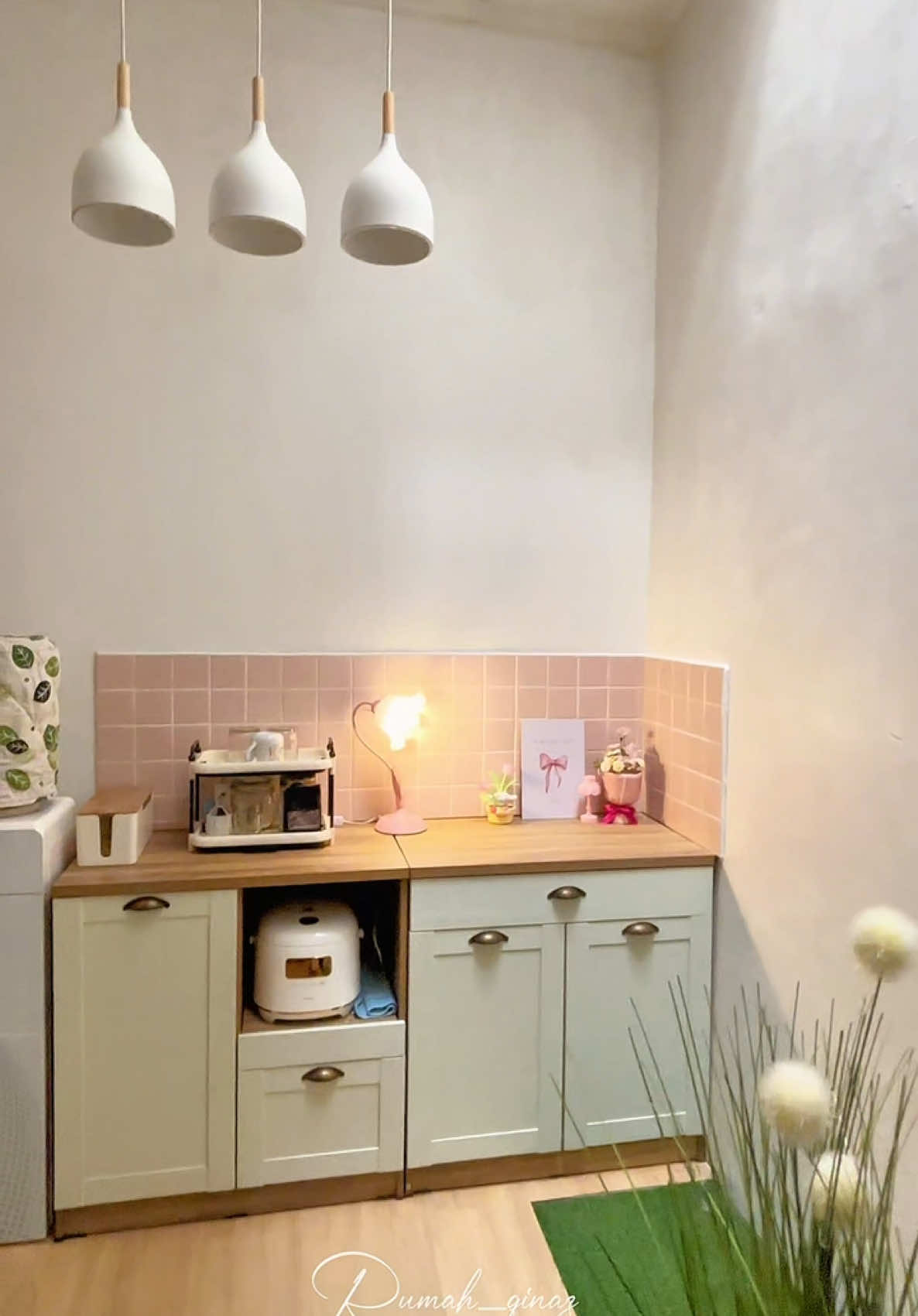 Udah dipaksa suka white n wood tapi hati dan otak gabisa boong🙌🏻 #minipantry #pantry #dapurkecil #dapurminimalis #dapursederhana #dapurestetik #dapurmini #dapurmungil #kitchen #kitchendesign #fyp 