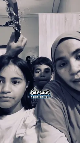 Lagu ini menggambarkan bagaimana sang ibu selalu ada untuk anaknya dalam berbagai situasi, baik saat senang maupun susah, dan bagaimana kehadiran sang ibu memberikan kekuatan dan penerangan dalam hidup sang anak. . Song : NADIN AMIZAH - Bertaut Cover : BOKINANA Source : Bokinana / TT Edit Lyric : @lirikmusik_logikadanhati . . @amizahnadin  @bokinana09  #cover #coverlagu #covermusik #nadinamizah #nadinamizahbertaut #bertaut #bertautnadinamizah #logikadanhati #lirikmusik_logikadanhati 