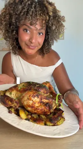 Poulet rôti à la grecque  twistée ✨ Ingrédients : 	•	1 poulet entier 	•	5 pommes de terre 	•	100 g de beurre mou 	•	1 bouquet de persil plat (haché finement) 	•	3 gousses d’ail 	•	Zestes d’un citron 	•	Fleur de sel ou sel marin 	•	2 c. à soupe de moutarde 	•	1 c. à soupe de miel 	•	1 cube de bouillon de légumes 	•	Huile d’olive 	•	Parmesan râpé ⸻ Préparation : 	1.	Prépare le beurre persillé : Mélange le beurre mou avec le persil finement haché, l’ail écrasé, les zestes de citron, et une pincée de fleur de sel. Travaille bien le tout pour obtenir une pâte homogène. 	2.	Farcis le poulet sous la peau avec ce beurre parfumé — c’est ça qui va le rendre ultra moelleux à la cuisson. 	3.	Badigeonne ensuite le dessus du poulet avec un mélange de moutarde et de miel. 	4.	Coupe les pommes de terre en morceaux et dispose-les autour du poulet dans un grand plat. 	5.	Assaisonne les pommes de terre avec un filet d’huile d’olive, de l’ail haché, un cube de bouillon de légumes émietté (pas besoin de rajouter de sel, le bouillon est déjà salé). 	6.	Couvre le plat et enfourne à 200°C pendant 45 minutes. 	7.	Une fois les pommes de terre bien cuites, retire le poulet du plat et fais-le griller à part, 20 minutes en mode gril, pour une peau bien dorée et croustillante. 	8.	Pendant ce temps, fais sauter les pommes de terre dans une poêle avec un peu de parmesan râpé, de la moutarde et du miel. Laisse-les griller légèrement pour un résultat fondant à l’intérieur, croustillant à l’extérieur.