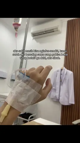 padahal aku kalo lg sama cowoku juga pura pura gabisa buka tutup botol si hahaha 