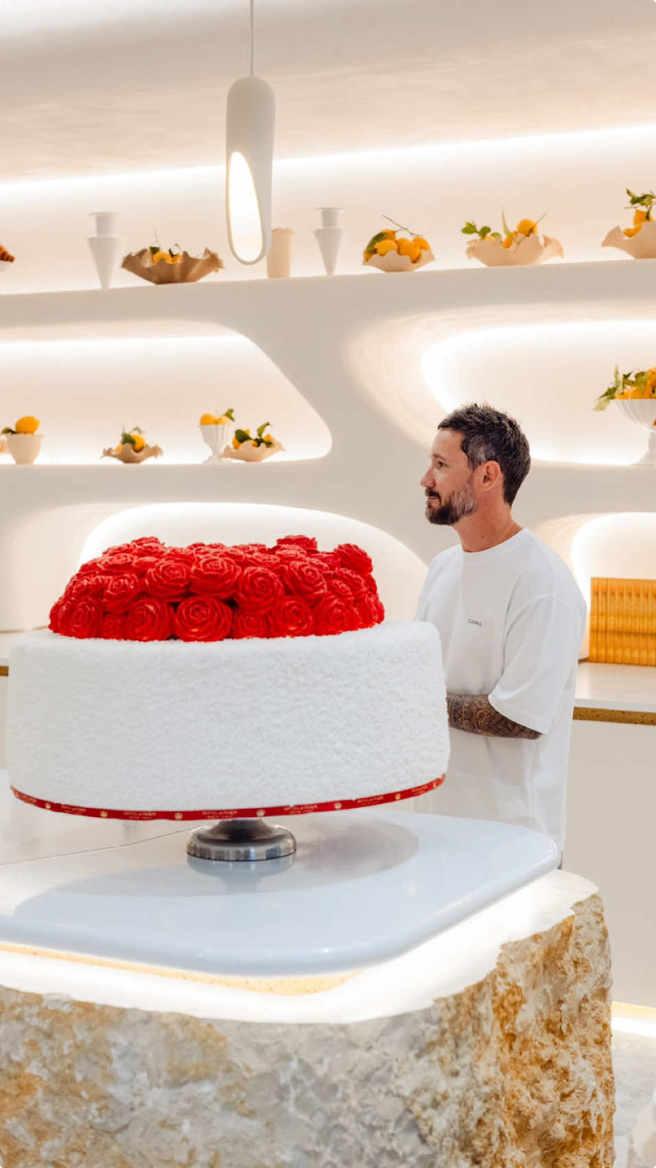 La Roseraie de Monaco, 🌹 Tellement fier de vous annoncer l’ouverture d’une nouvelle boutique au cœur de l’hôtel de Paris Monte-Carlo et de devenir le chef pâtissier de cette incroyable institution. Ici, un bouquet de roses à la fraise vanille pâte d’amande pour 🇲🇨 Ouverture de la boutique mercredi 30 juillet ! #c#cedricgroletm#monaco