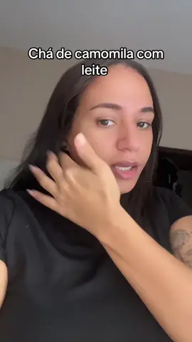 Chá de camomila com leite pode até não apagar memórias — mas pode sim acalmar a alma. 🌙✨ A camomila relaxa, desacelera a mente, ajuda no sono e nas emoções. O leite, morno, tem um efeito reconfortante, como um abraço interno. Juntos, eles não fazem esquecer a pessoa… mas ajudam você a lembrar de si. #dependenciaemocional #magia #autoestima 