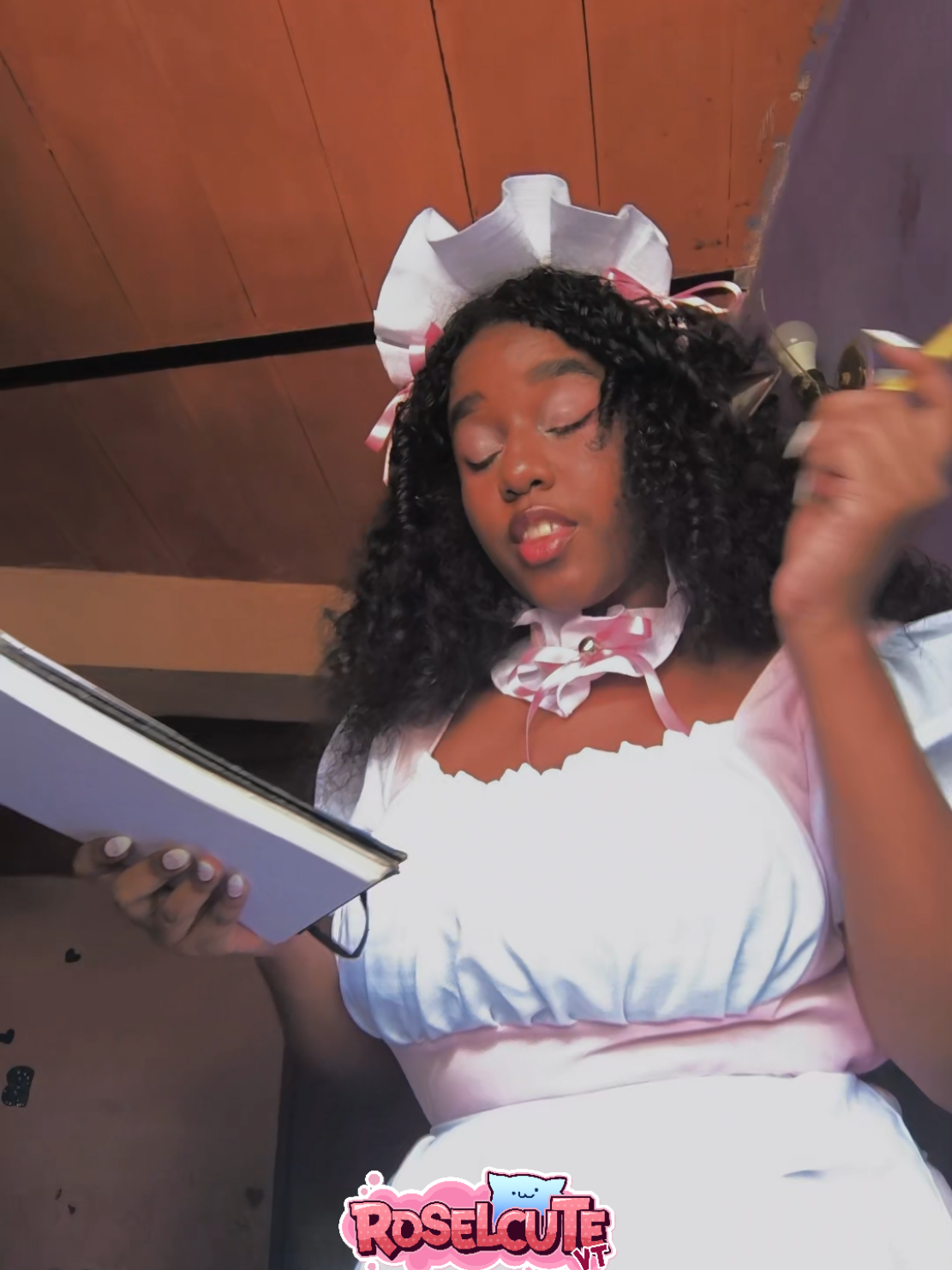 Unas arepas? tequeños? que más quieren? (cumpli el reto dame mi like) #maid #cosplay #cosplayergirl #anime #humor 