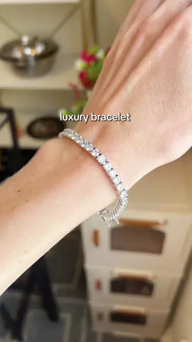 This bracelet looks expensiiivveee 😍🥰 #cateandchloe #cateandchloejewlery #simulateddiamonds #tennisbracelet #diamondbracelet #affordablejewelry #giftsforber #bougieonabudget #luxuryforless 
