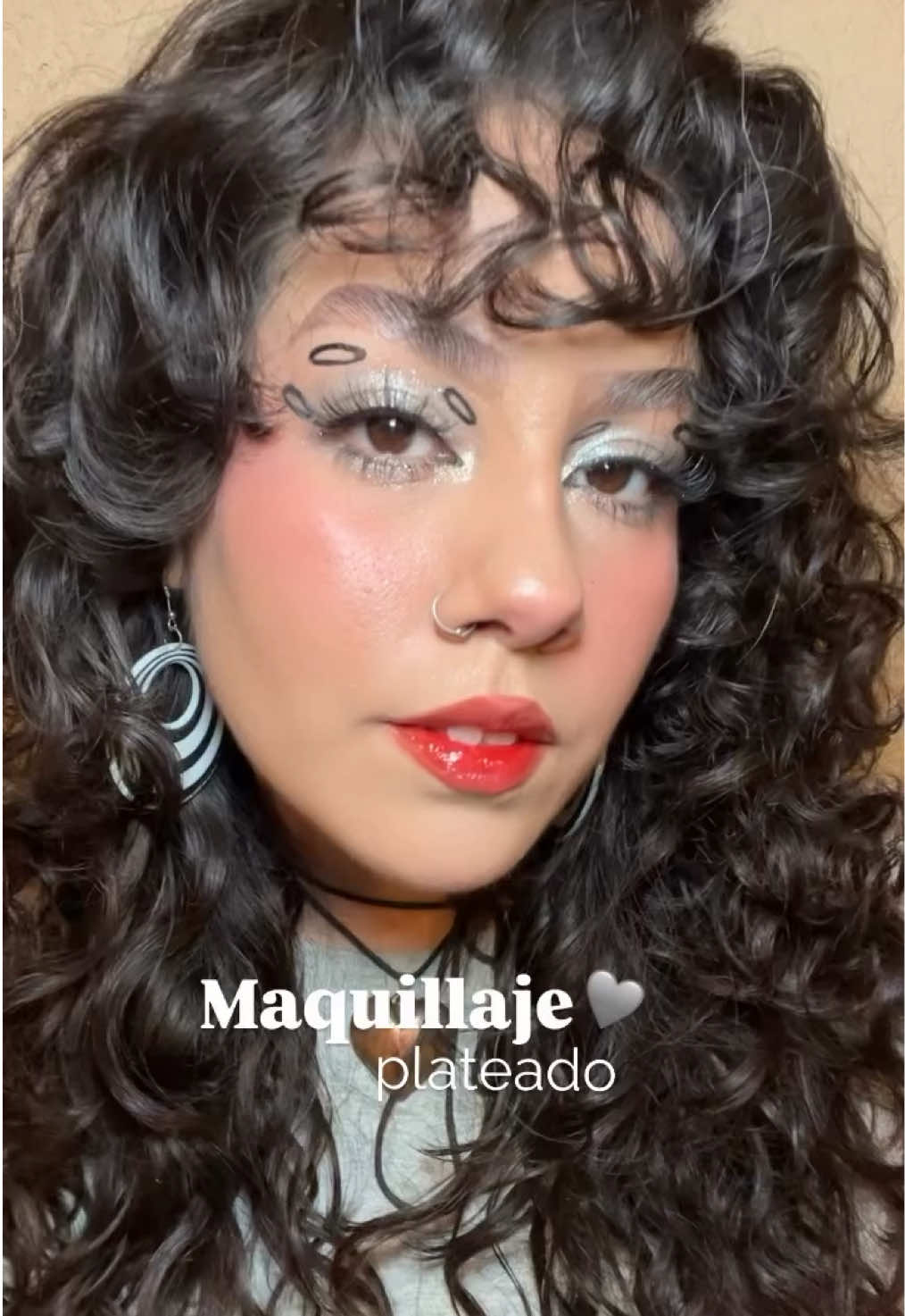 No necesitamos usar mil productos para hacer looks iconiccccs🤍💋 #makeup #parati #maquillaje #beauty #motd #Eyeliner #delineadografico #fyp #delineado #silver #silvermakeup #graphiceyeliner #inspo #makeuplooks #eyelinerideas #grwm 