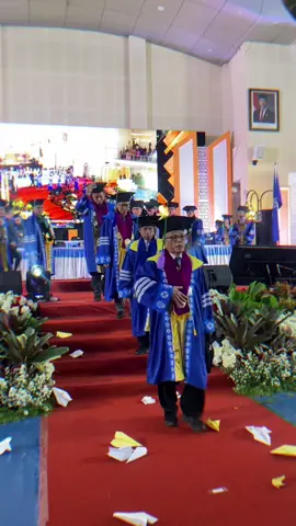 Aura Berilmu dan Ramah sekalii☺️#rektor #wisuda #trending #fyp 
