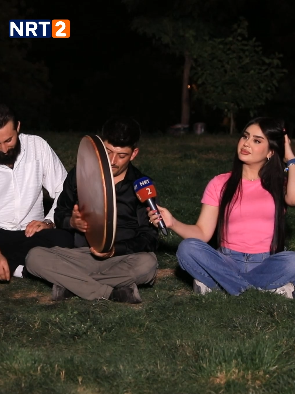 گەنجێکی دەنگخۆش لە چاڤیلاند گۆرانییەک پێشکەش دەکات