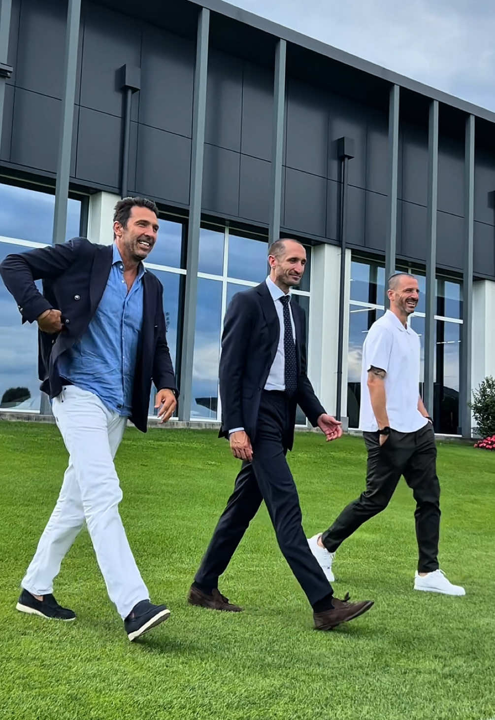 Special guests today 🤍🖤 #training #juventus #legends #buffon #bonucci #chiellini #italia 