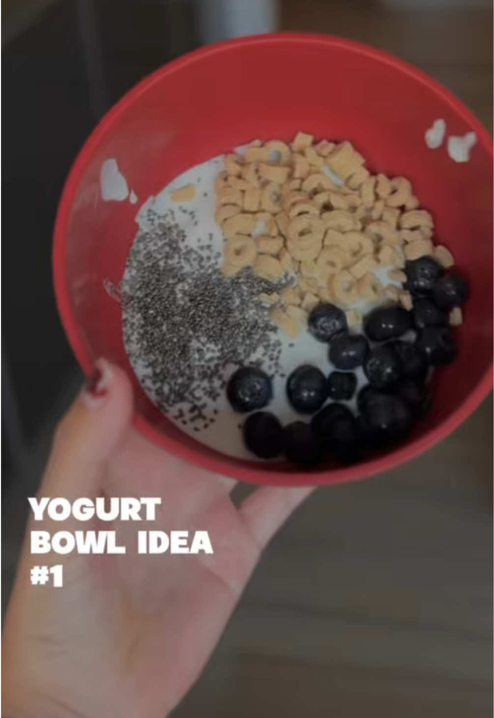 Yogurt Bowl Idea #1 💙 Ingredientes:  • Iogurte grego natural • Mirtilos  • Argolas de aveia do @Continente  • Sementes de Chia 