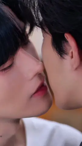 Hừi ưi coi Hoa Vịnh ẻm hiểu chuyện chưa kìa kkk! Đã thế còn chiếc hôn nhẹ nhàng nữa! A Thịnh không yêu sao được?! Á hé hé🥹🥹🥹 #desiretheseries #abodesire #huangxing #qiudingjie #lipeien #jiangheng #filmilike #blseries #fypシ 