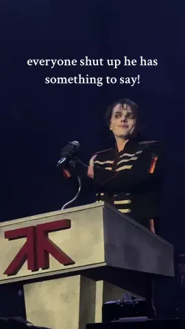 EVERYONE SHUT UP HE HAS SOMETHING TO SAY!!! #mychemicalromance #mcr #dodgerstadium 